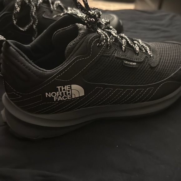 Boys North Face waterproof shoes, size 6. Never worn. - Picture 4 of 7